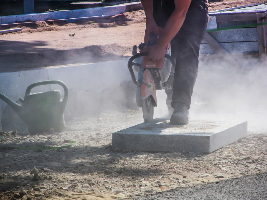 La polvere non sempre si vede. Ma si respira ogni giorno in cantiere.